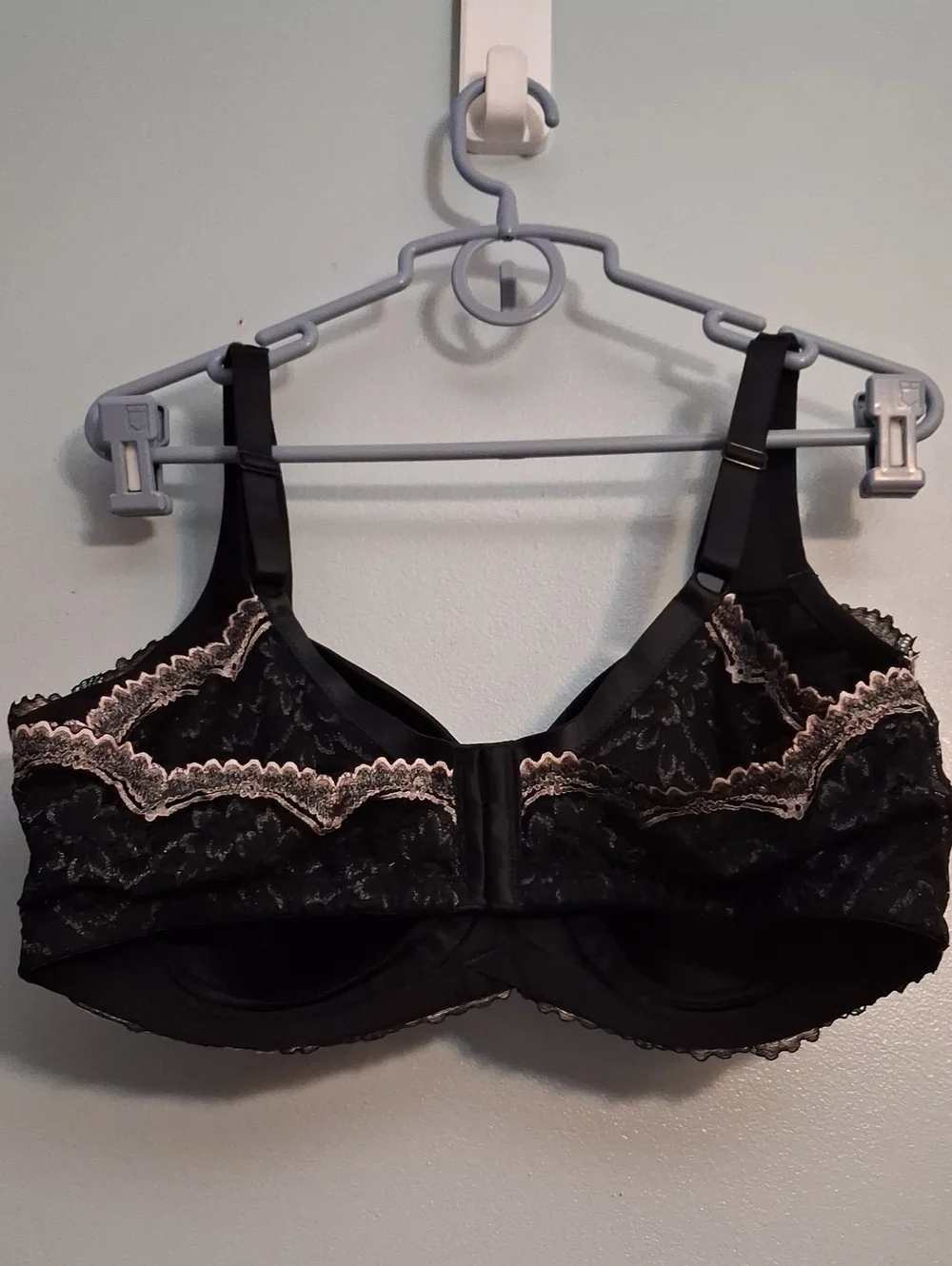 Breezies Size 44D Women's Black With Cream Lace-Trim Full Coverage WireFree Bra.